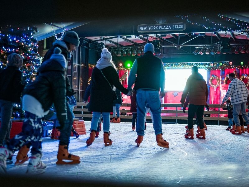 Menschen mit Schlittschuhen auf einer Eisfläche