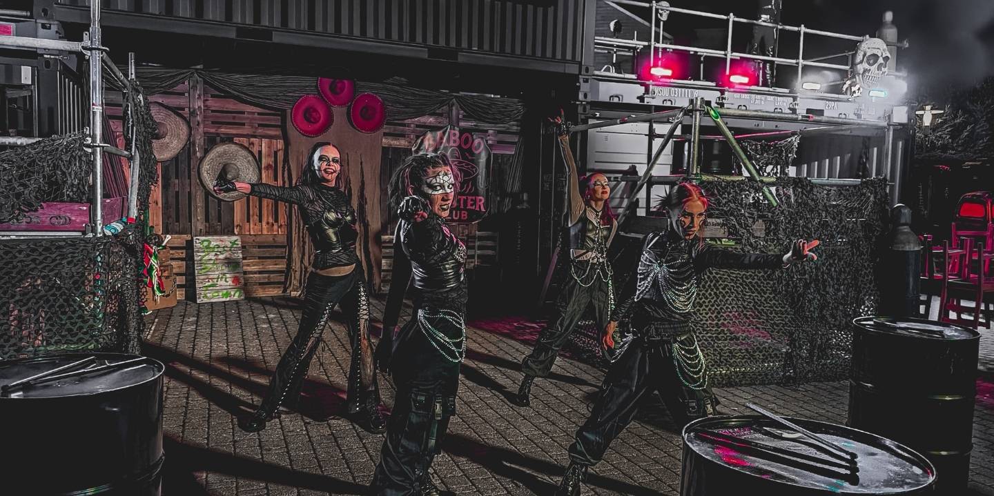 Monsterdarsteller auf den Straßen der Horrorwood Studios