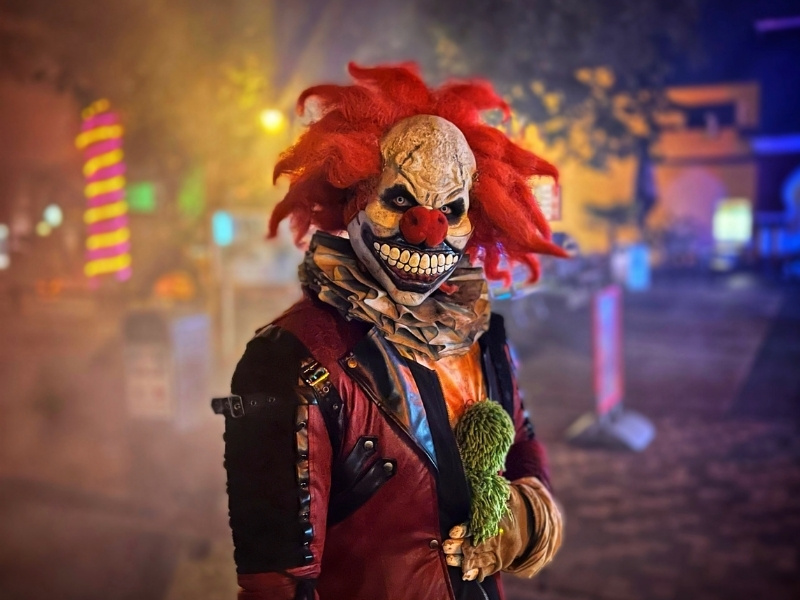 Monsterdarsteller auf den Straßen der Horrorwood Studios