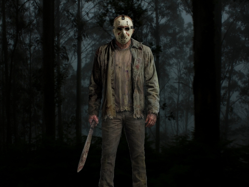 Ikonische maskierte Horrorfigur mit Machete in einem finsteren Wald bei Nacht. Atmosphärisches Motiv für ein Halloween- oder Horror-Event.