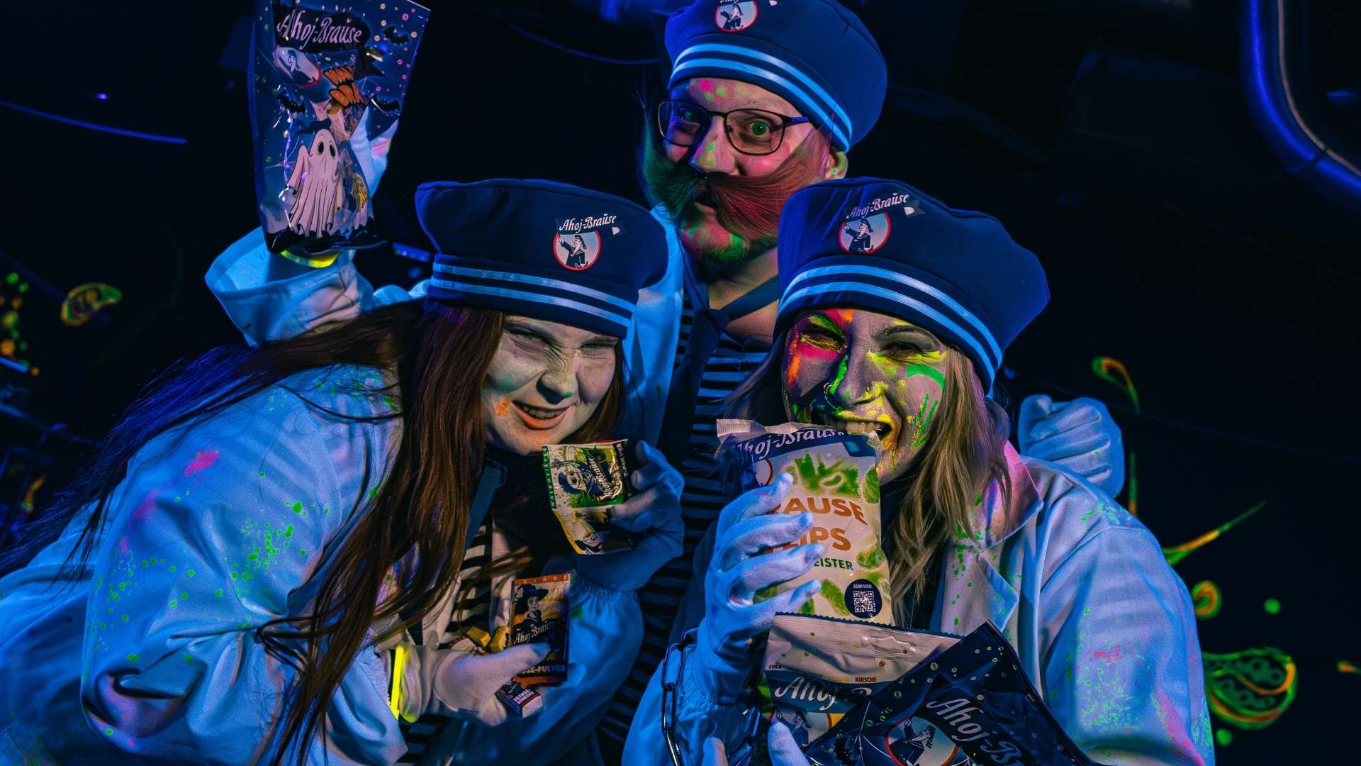 4 Personen in Horrorkostümen mit Kitteln