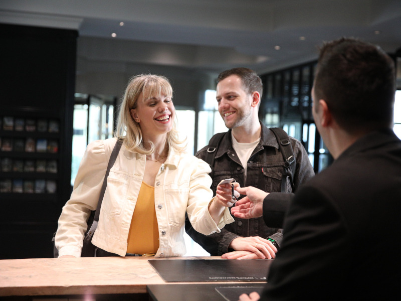 Weihnachtsshow im Movie Park Germany mit Sängern und Tänzern auf der Bühne während des Movie Park’s Hollywood Christmas Events.