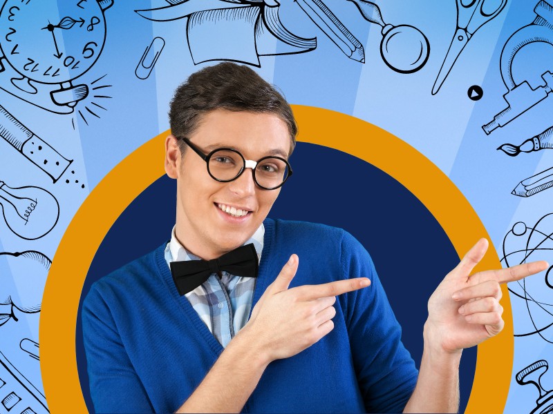 Person mit Brille vor einem blauen Hintergrund