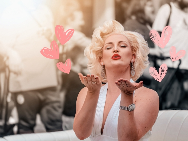 Comic Filmklappe vor blauem Hintergrund mit Cocktail in der Hand und Sonnenbrille über den Augen.