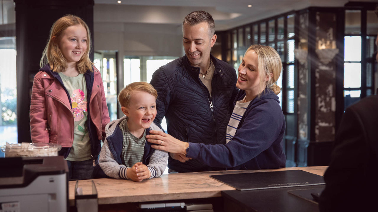 Familie at a hotel reception