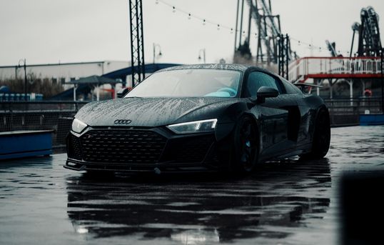 Zwarte sportwagen tijdens Camera Day in Movie Park Germany