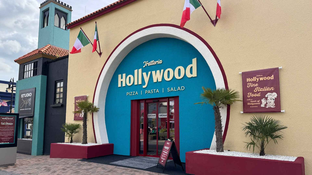 Eingang TRATTORIA HOLLYWOOD. 