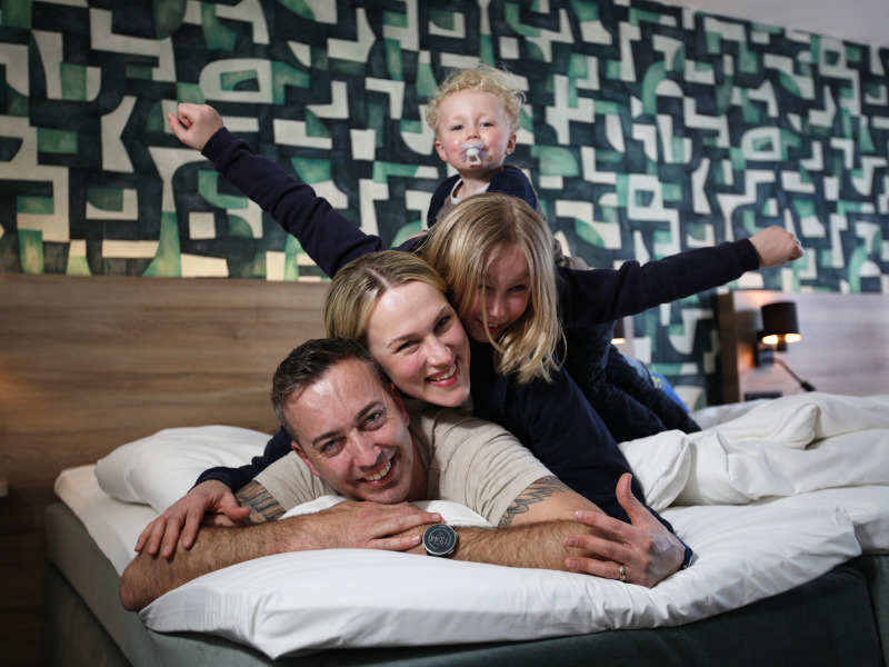 Gezin in een hotelbed