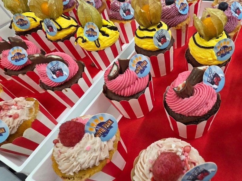 Cup cakes buffet met kleurrijke cupcakes