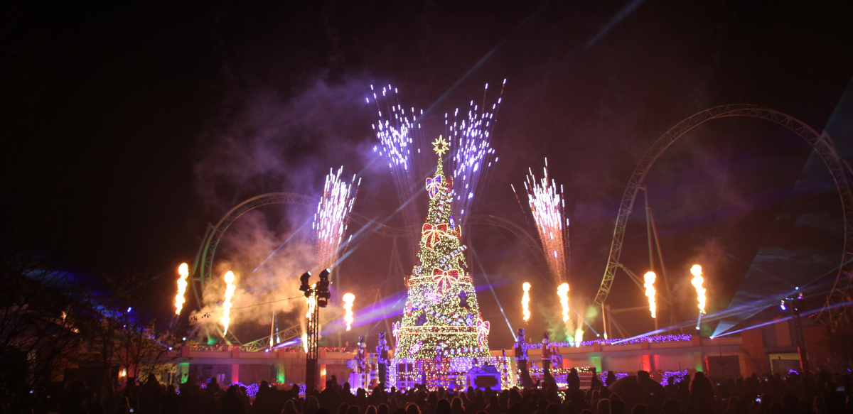 Dekorativ: Weihnachtsbaum mit Feuerwerk